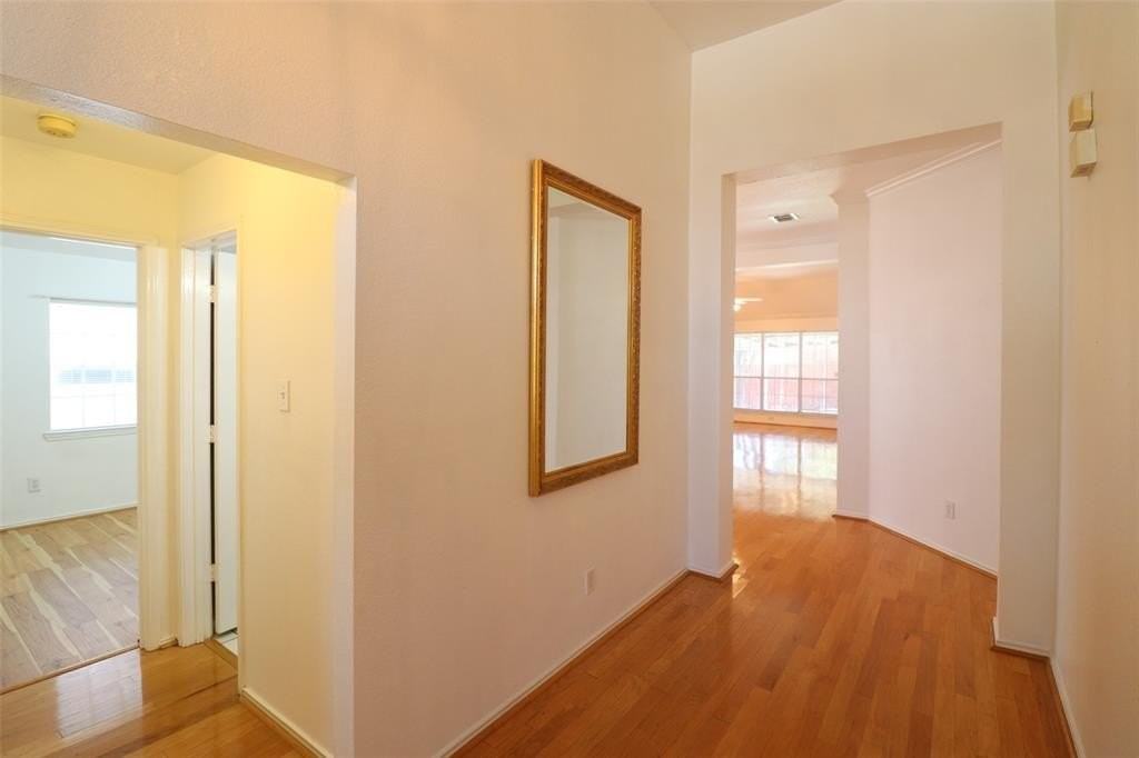 1728 Bennington Dr - Photo 4 of 31