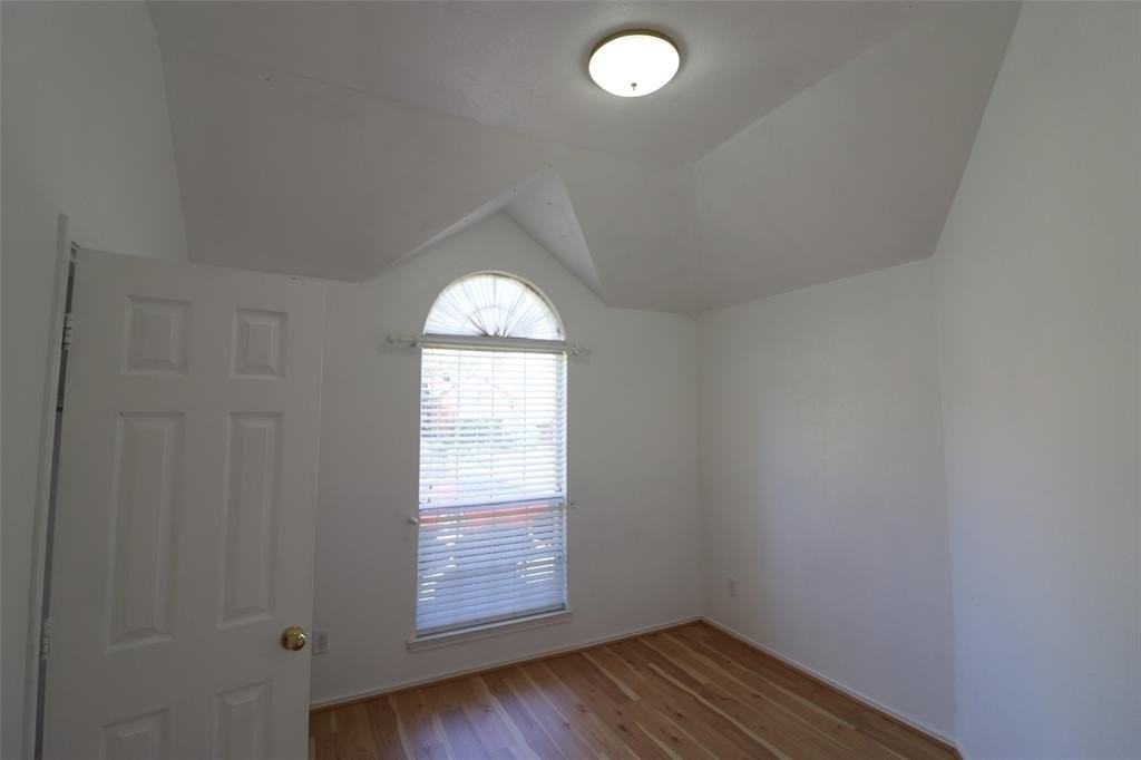 1728 Bennington Dr - Photo 5 of 31