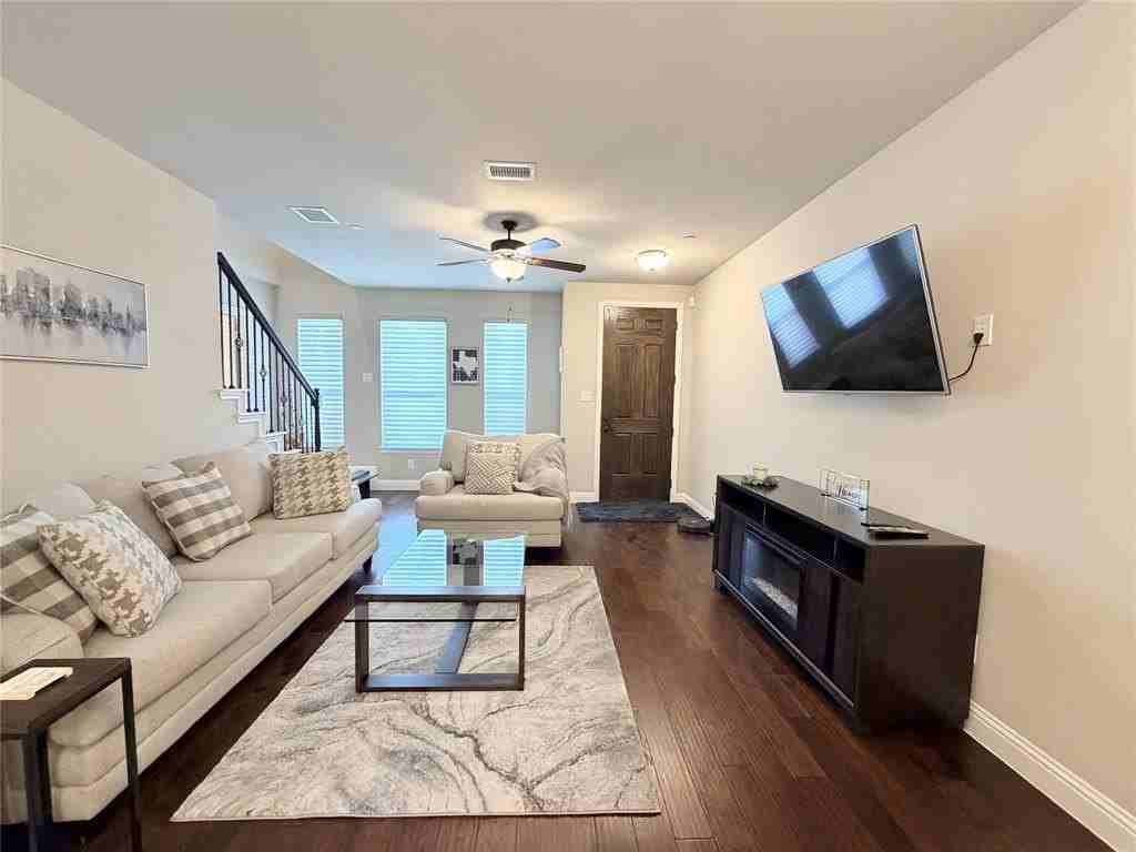 305 Tottenham Ct - Photo 5 of 36