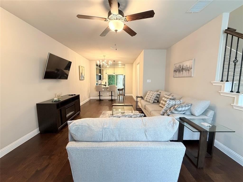 305 Tottenham Ct - Photo 6 of 36