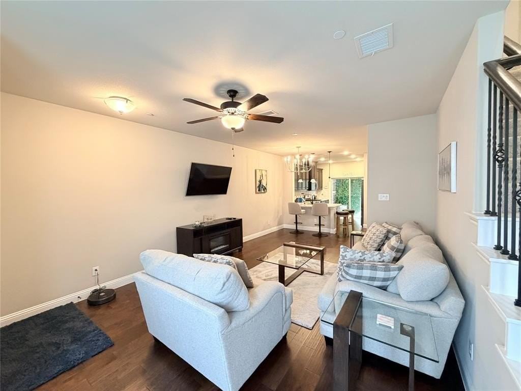 305 Tottenham Ct - Photo 7 of 36