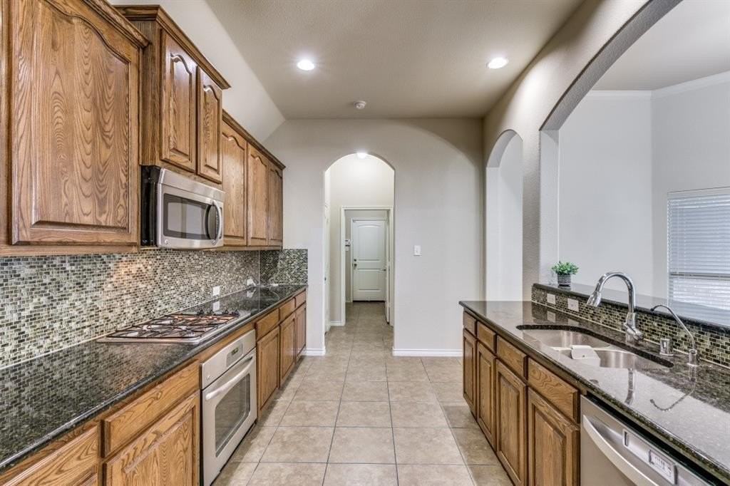 1802 Sanderlain Ln - Photo 4 of 12