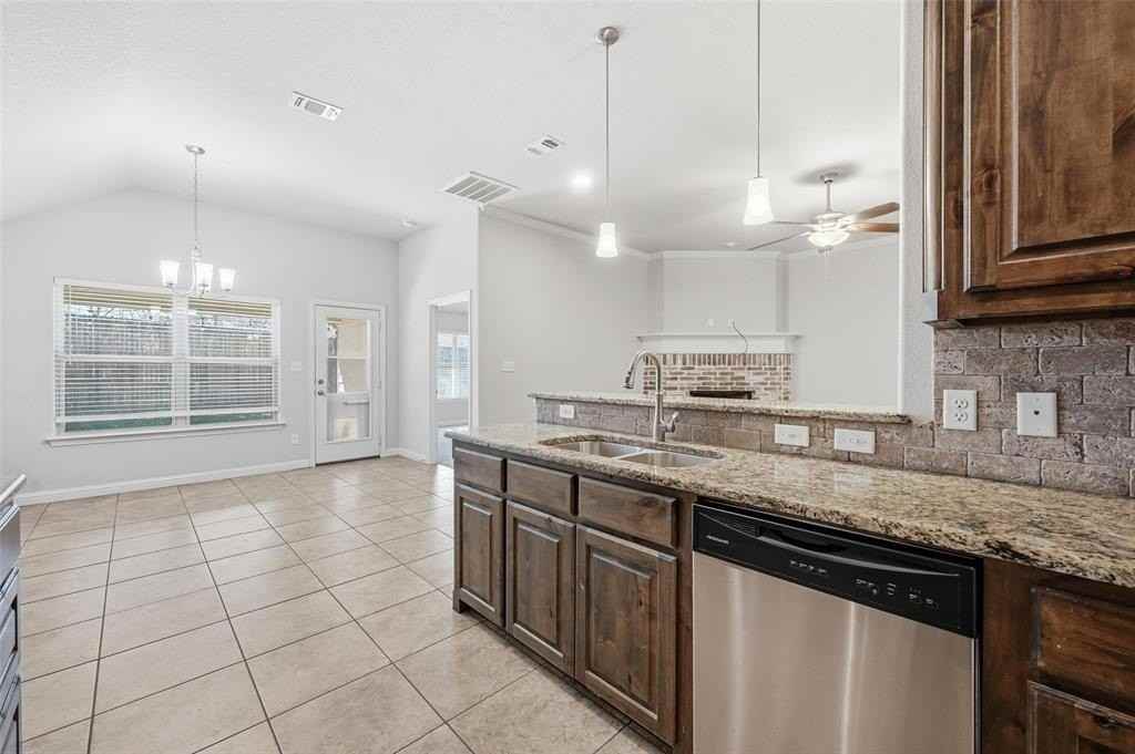 713 Smyth St - Photo 7 of 20