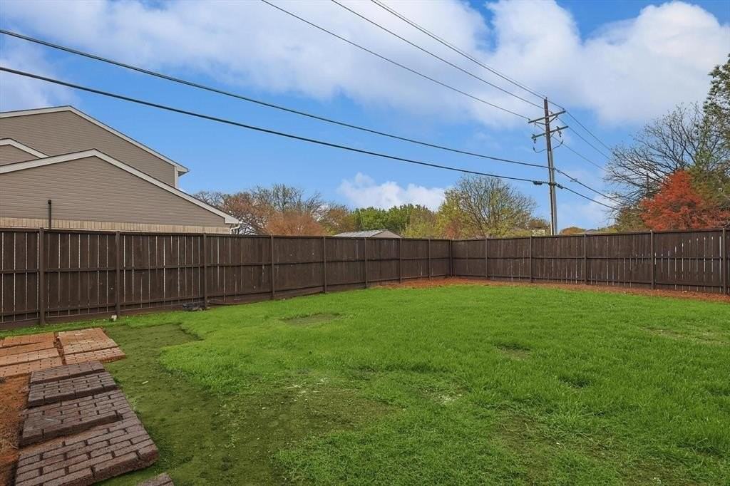 402 Creekmeadow Ln - Photo 3 of 23