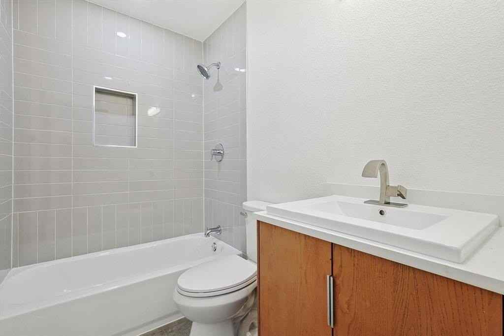 402 Creekmeadow Ln - Photo 6 of 23