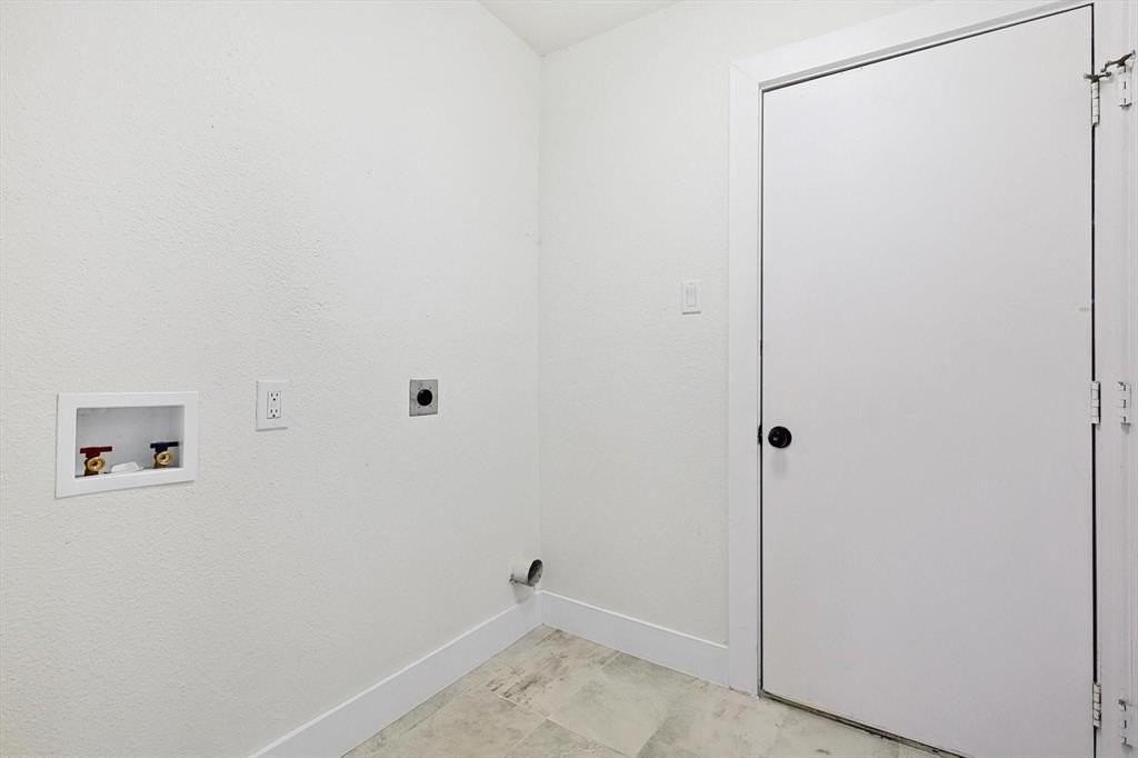 402 Creekmeadow Ln - Photo 7 of 23