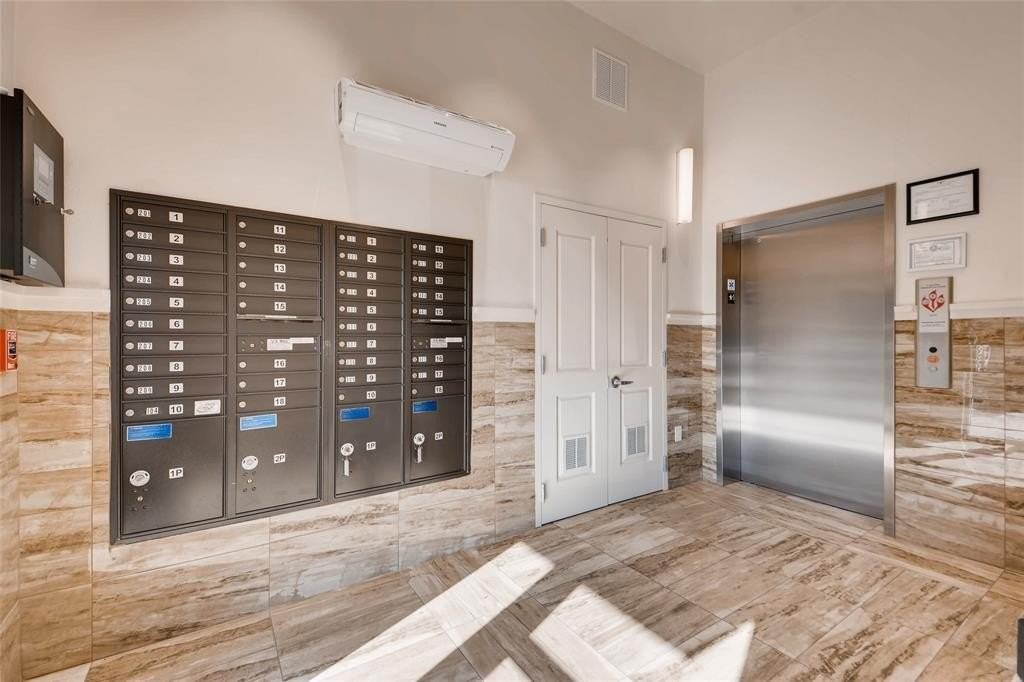 928 Travis Ave #407 - Photo 3 of 13