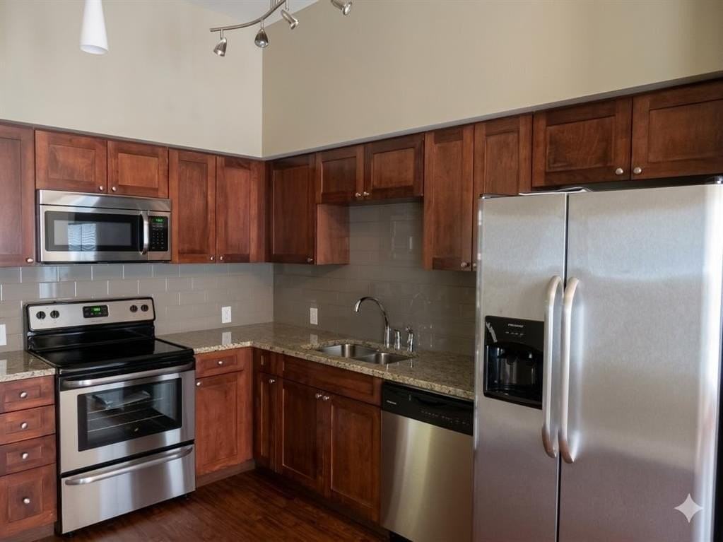 928 Travis Ave #407 - Photo 5 of 13