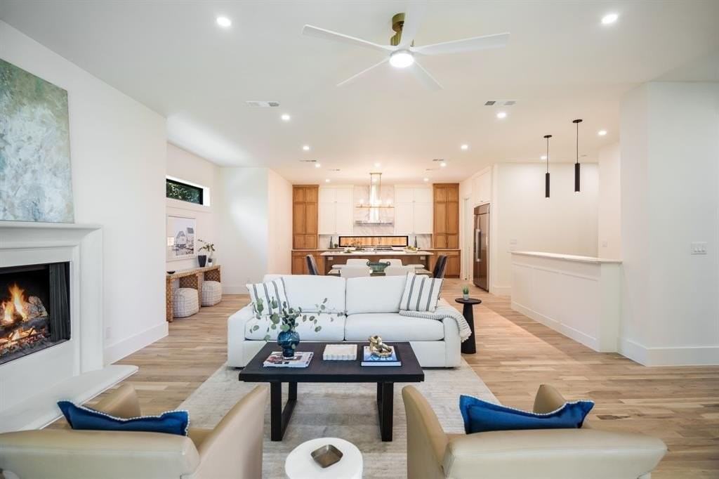 5836 Kenwood Ave - Photo 6 of 36