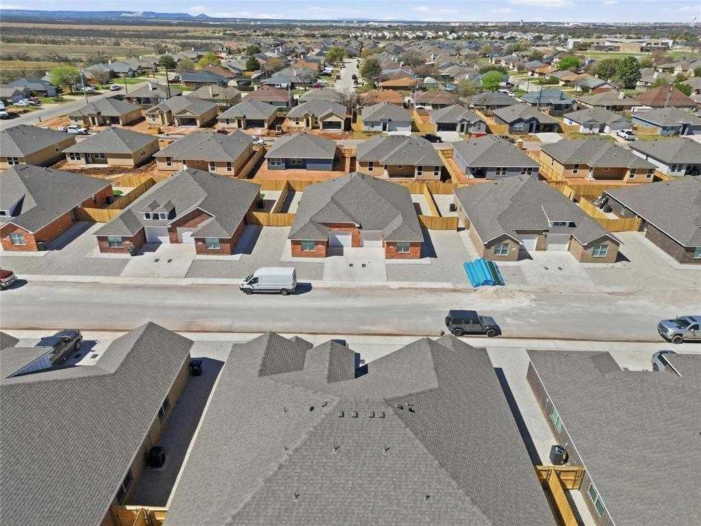 2926 Glennster St - Photo 4 of 31