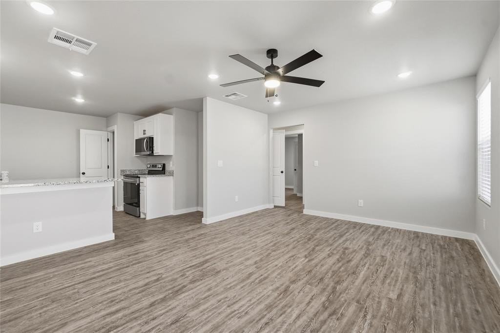 2926 Glennster St - Photo 6 of 31