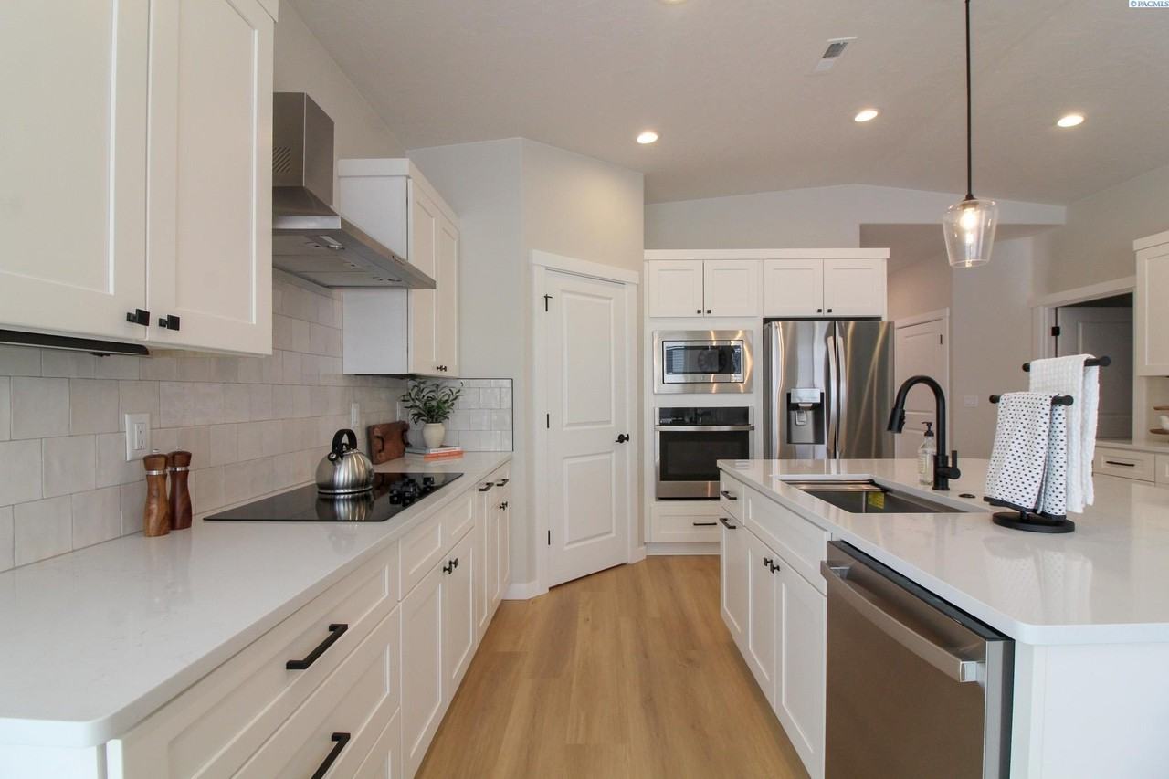 1398 Kalani Ct - Photo 2 of 24