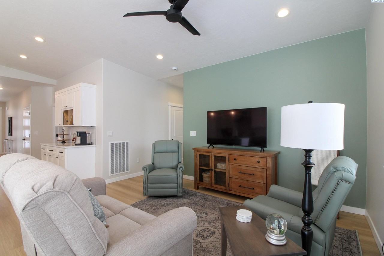 1398 Kalani Ct - Photo 4 of 24