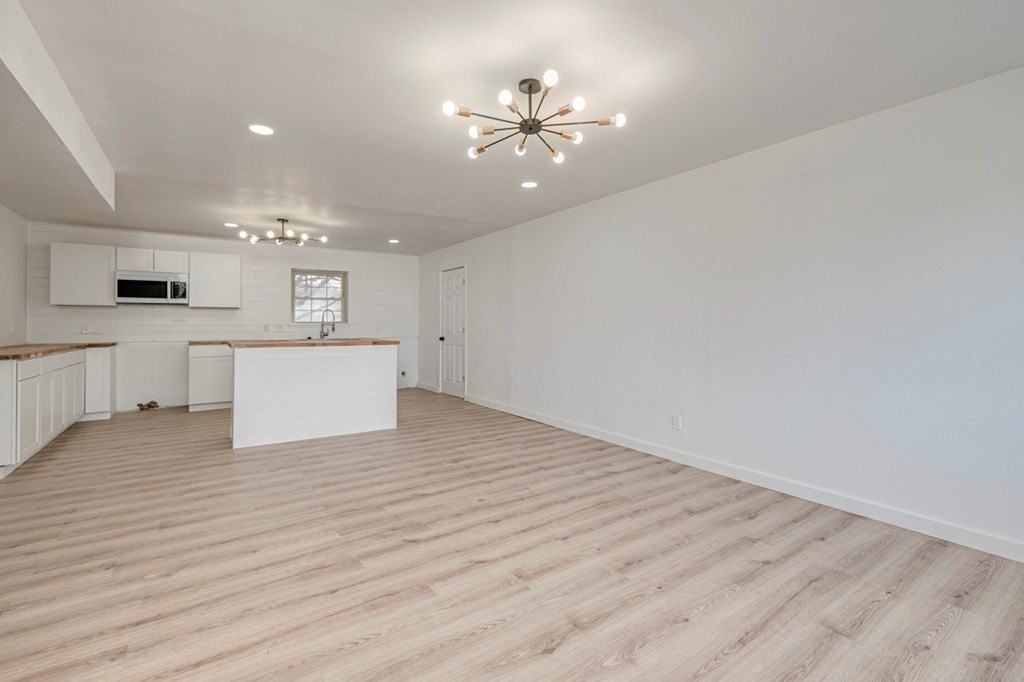 4601 Thomason Dr - Photo 5 of 36