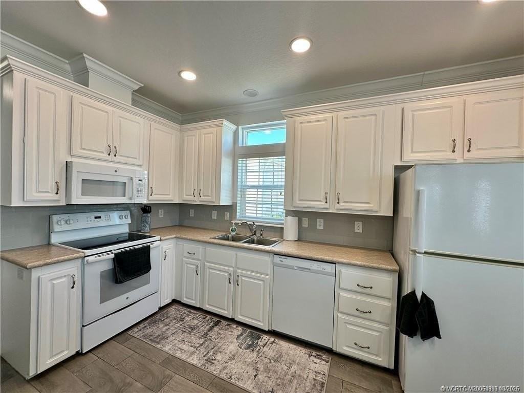 138 Ne Coastal Dr - Photo 3 of 38