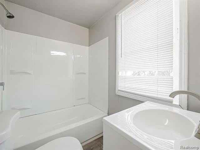 9744 Lakepointe St - Photo 3 of 19