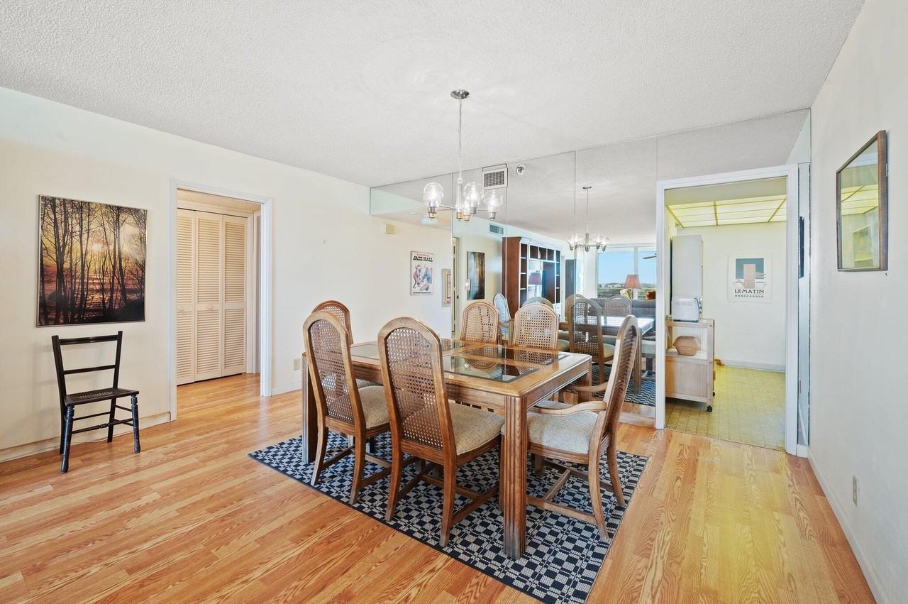 3520 Oaks Way Apt 903 - Photo 3 of 25