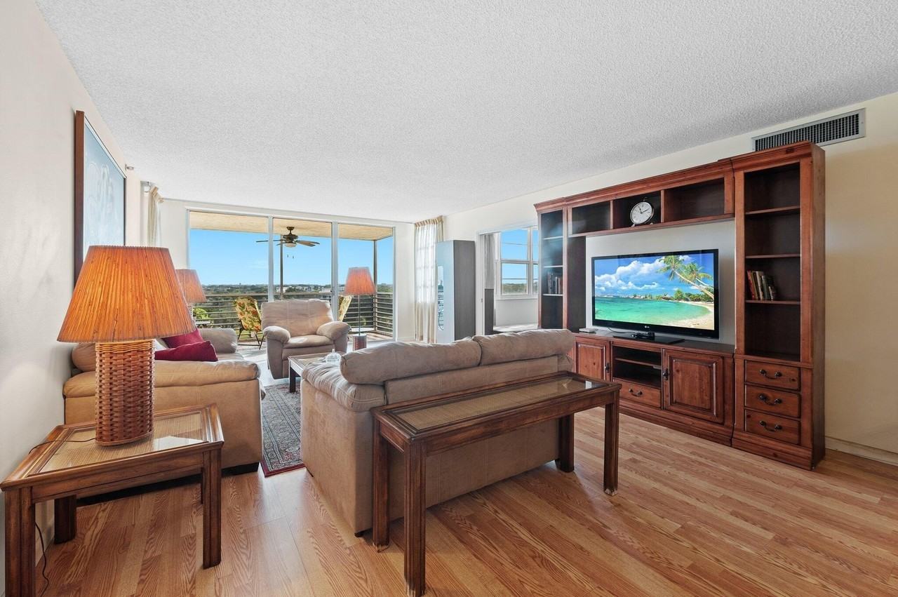 3520 Oaks Way Apt 903 - Photo 6 of 25