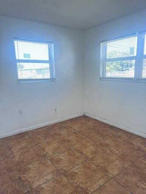 628 Sw 4th St - Photo 6 of 15