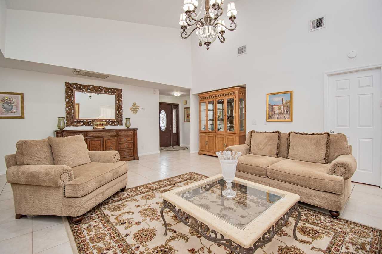 7838 Cypress Cres - Photo 4 of 24