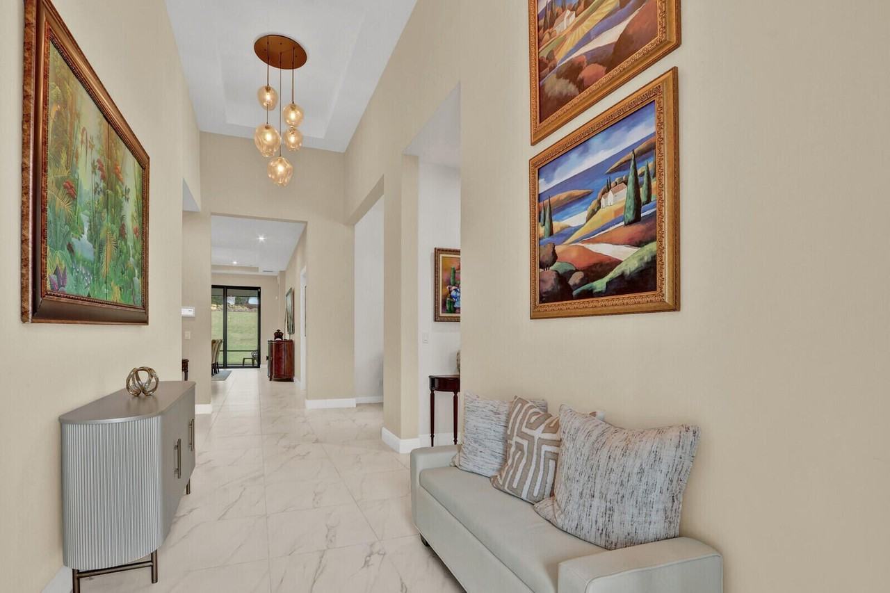 9204 Sw Arco Way - Photo 4 of 50