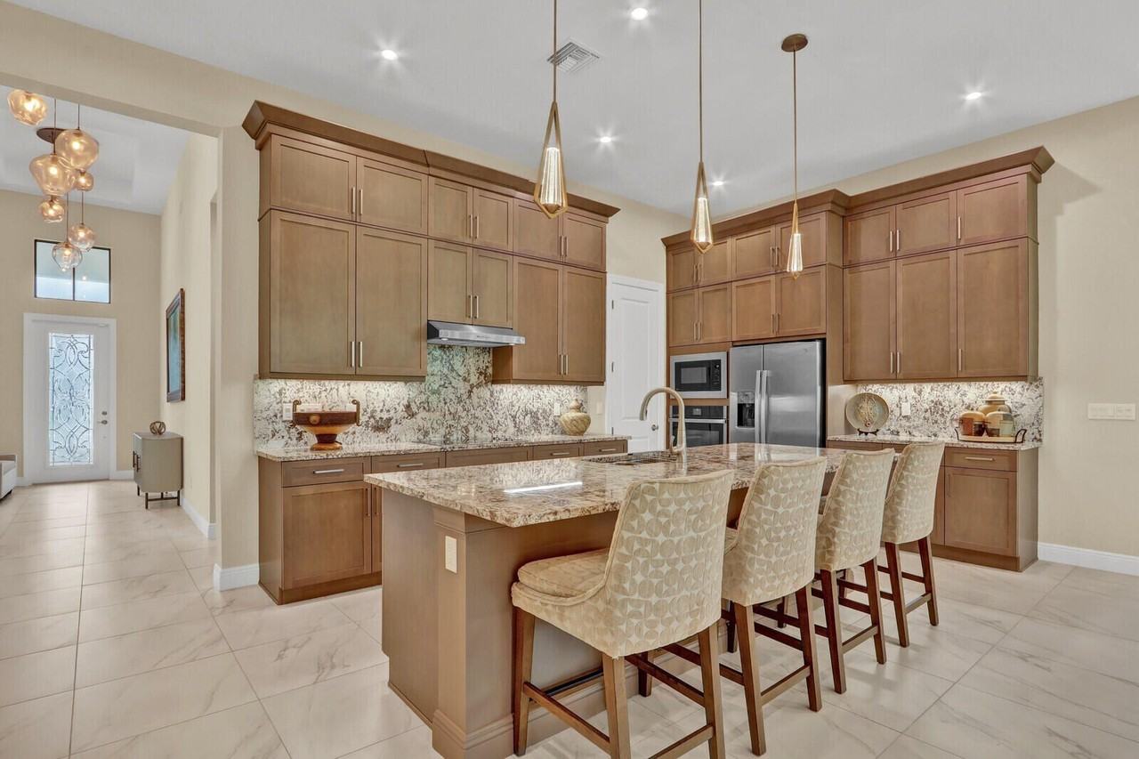 9204 Sw Arco Way - Photo 5 of 50