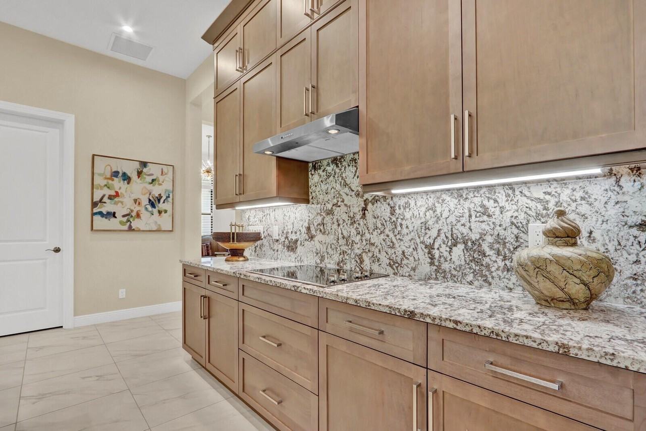 9204 Sw Arco Way - Photo 7 of 50