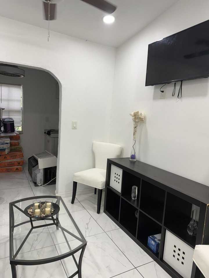 3621 Nw 3rd St - Photo 6 of 23