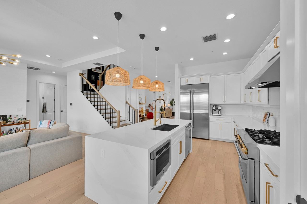 12554 Nautilus Cir - Photo 4 of 32