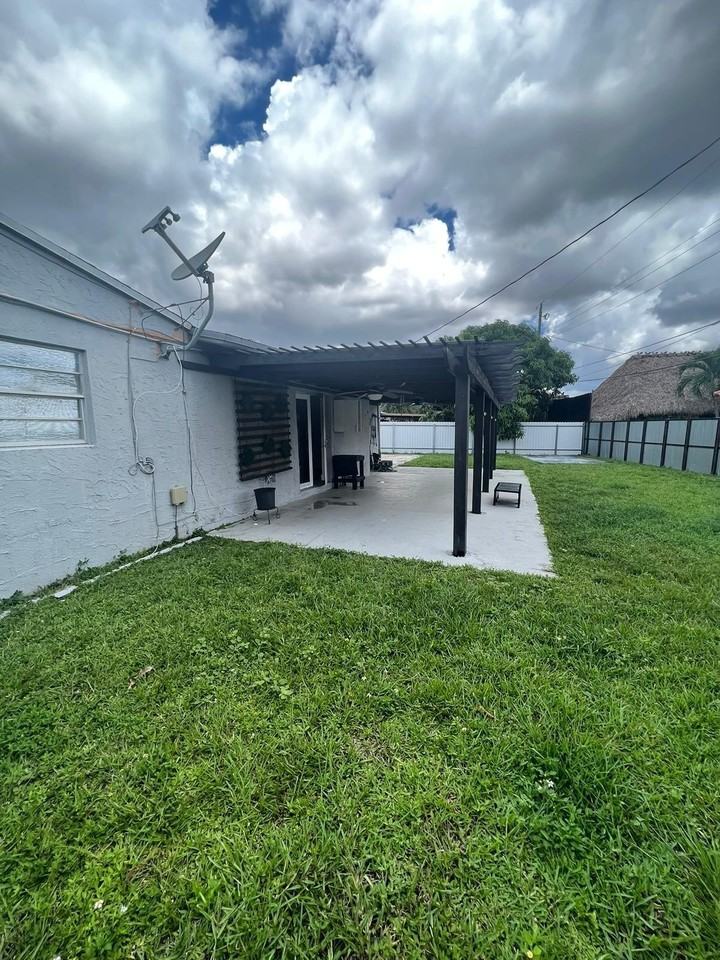 17131 Nw 44th Ave - Photo 3 of 14