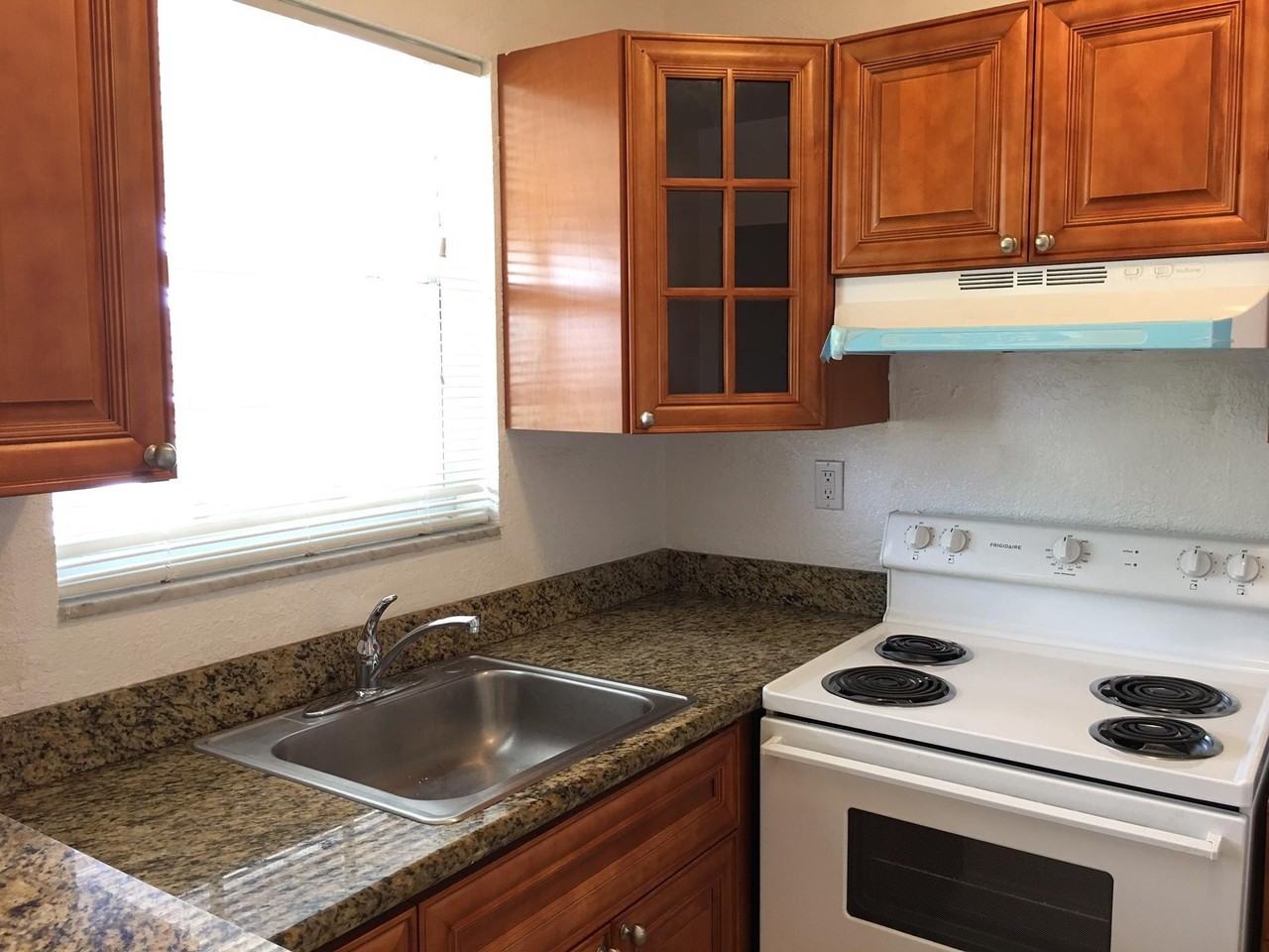 1820 Ne 56th St Apt 5 - Photo 4 of 15