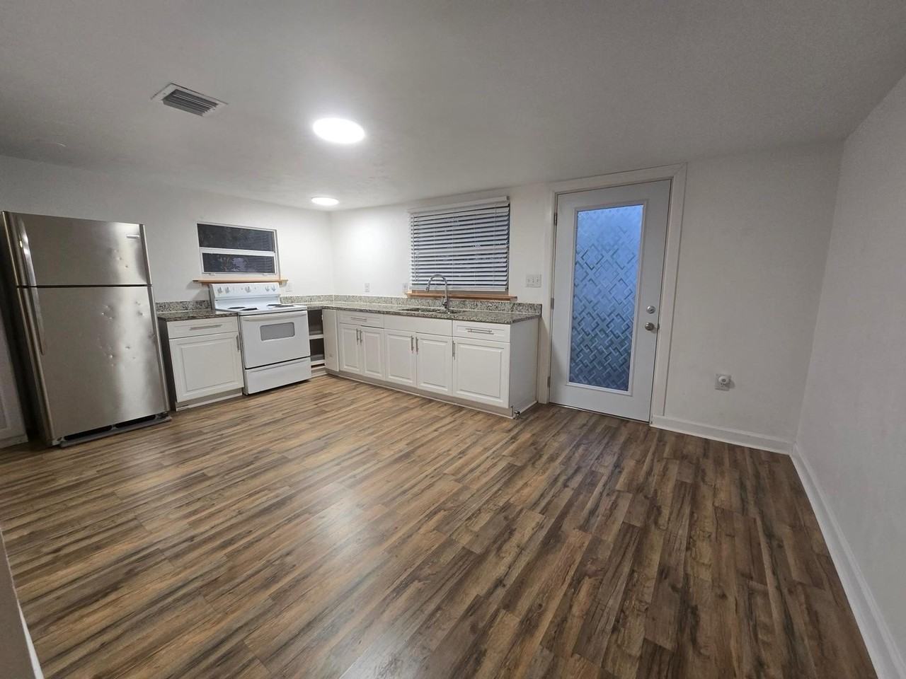 3901 Lakewood Rd Unit B - Photo 4 of 13