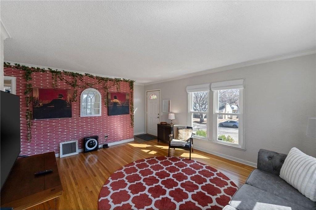 2901 Zenith Ave N - Photo 3 of 28