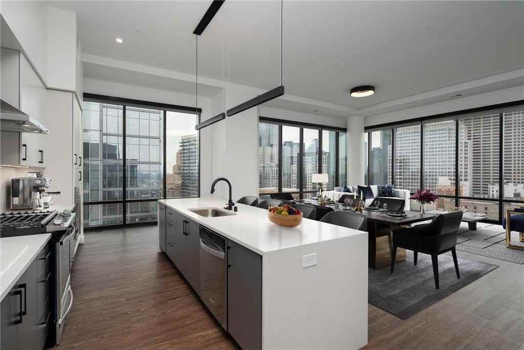 270 Hennepin Ave #2006
