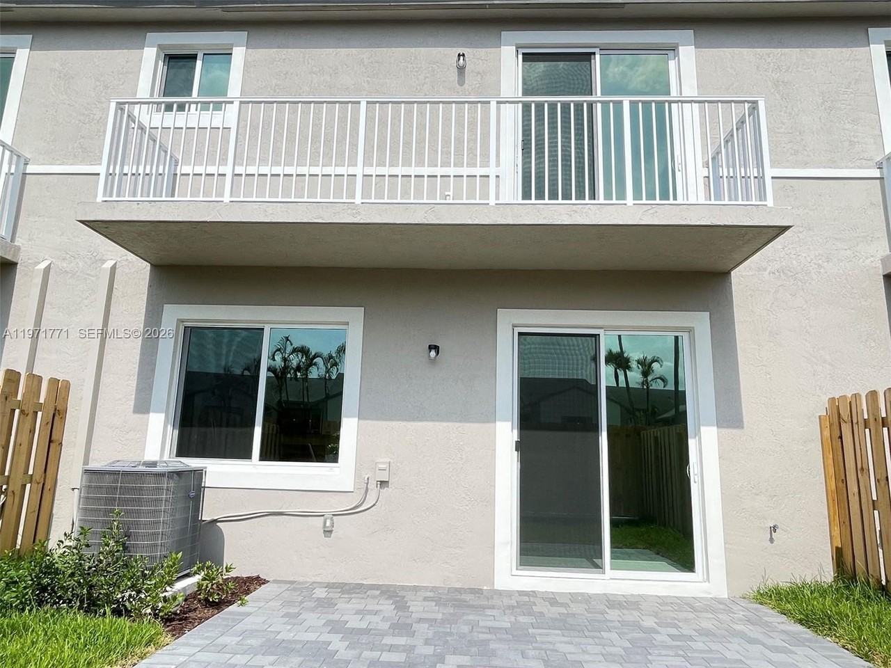 1427 Se 7th Ter - Photo 2 of 8