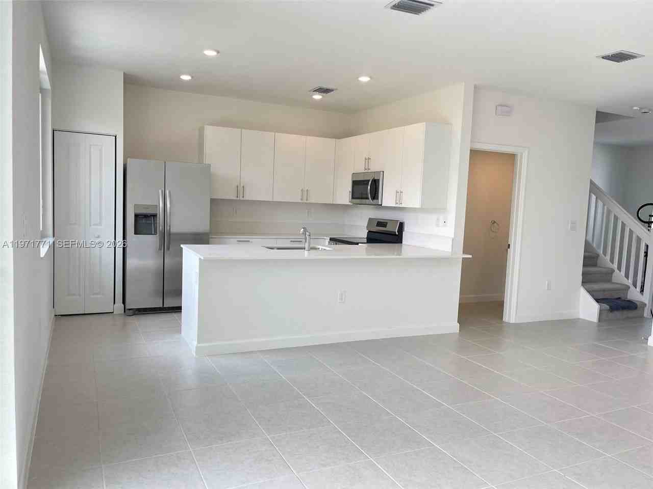 1427 Se 7th Ter - Photo 3 of 8