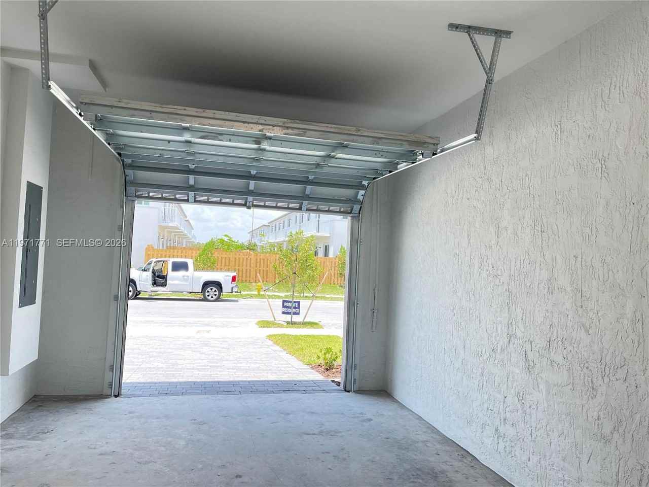 1427 Se 7th Ter - Photo 5 of 8