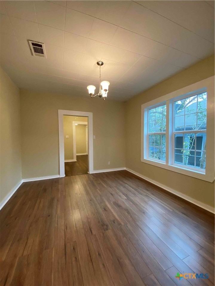 904 N Main St - Photo 3 of 14