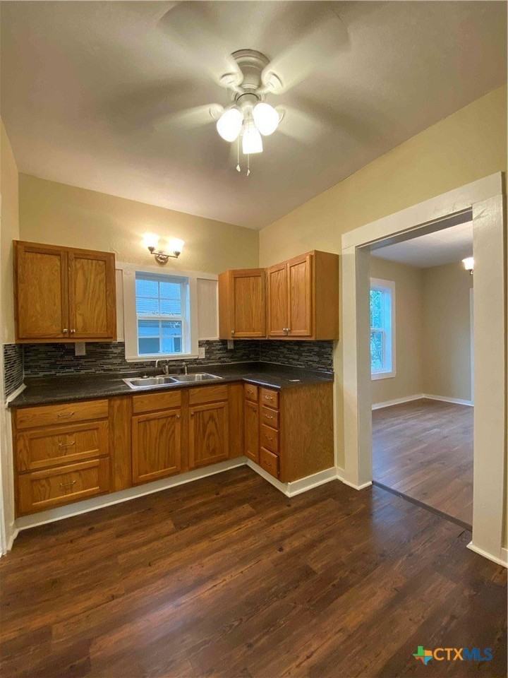 904 N Main St - Photo 4 of 14