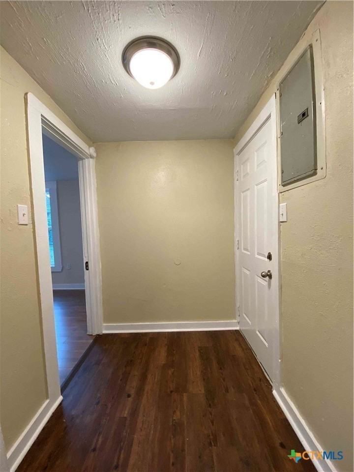 904 N Main St - Photo 5 of 14