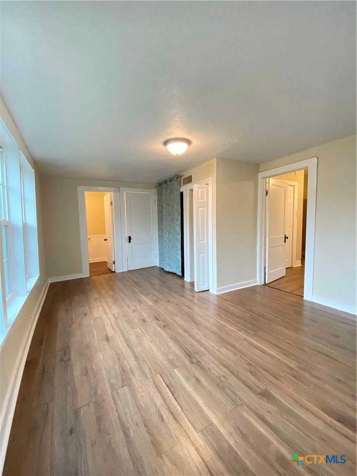 904 N Main St - Photo 6 of 14