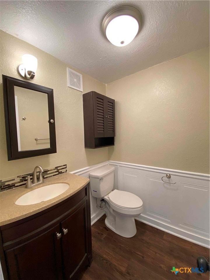 904 N Main St - Photo 7 of 14