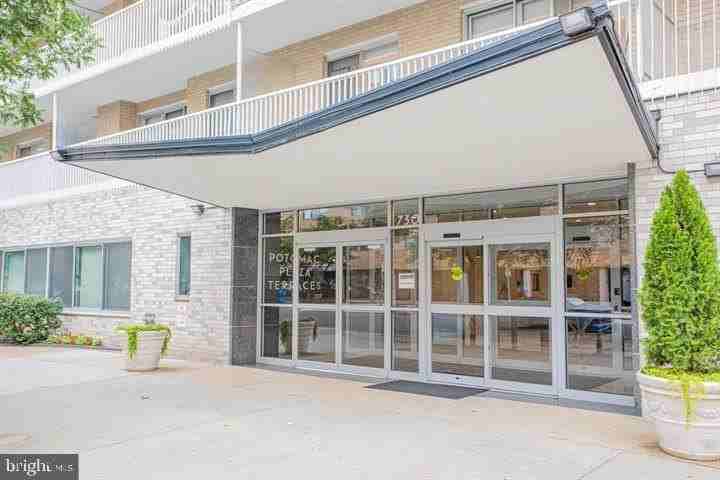 730 24th St Nw Apt 718 - Photo 2 of 5