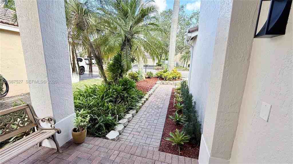 1392 Canary Island Dr - Photo 4 of 8