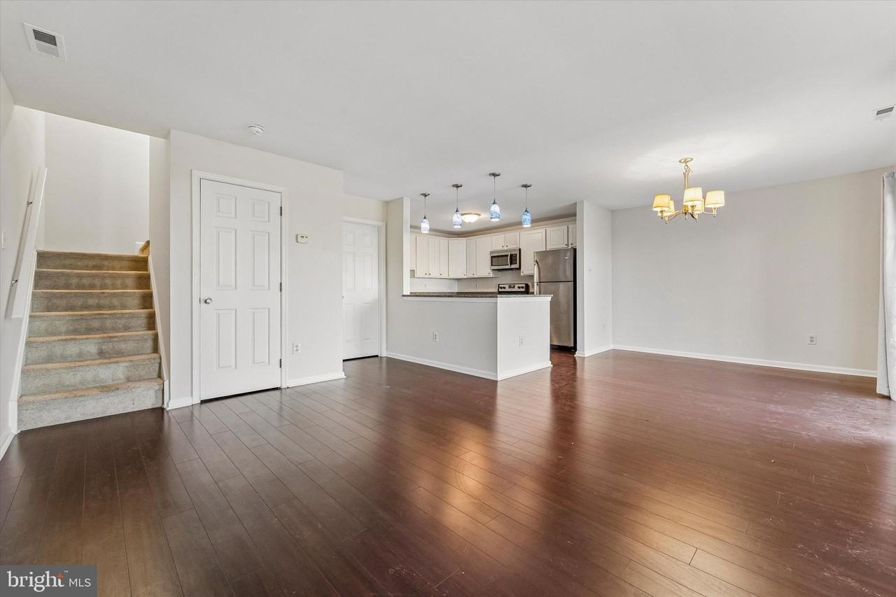 5202 Drawbridge Ct - Photo 3 of 22