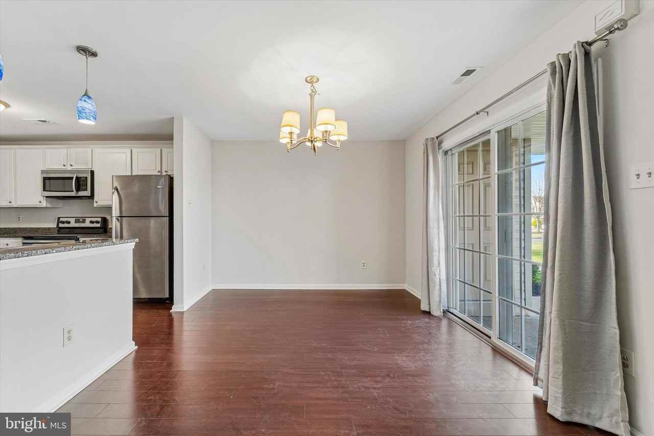 5202 Drawbridge Ct - Photo 4 of 22