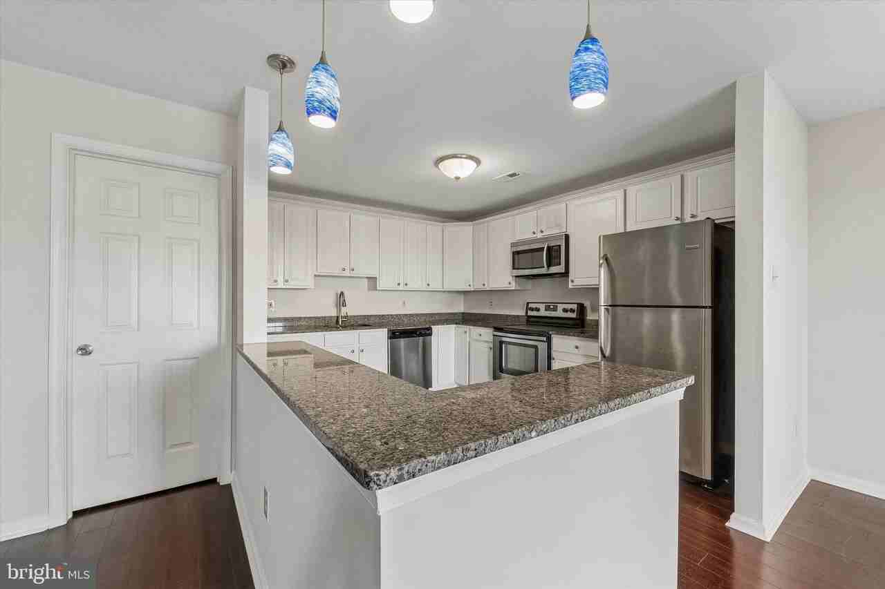 5202 Drawbridge Ct - Photo 5 of 22