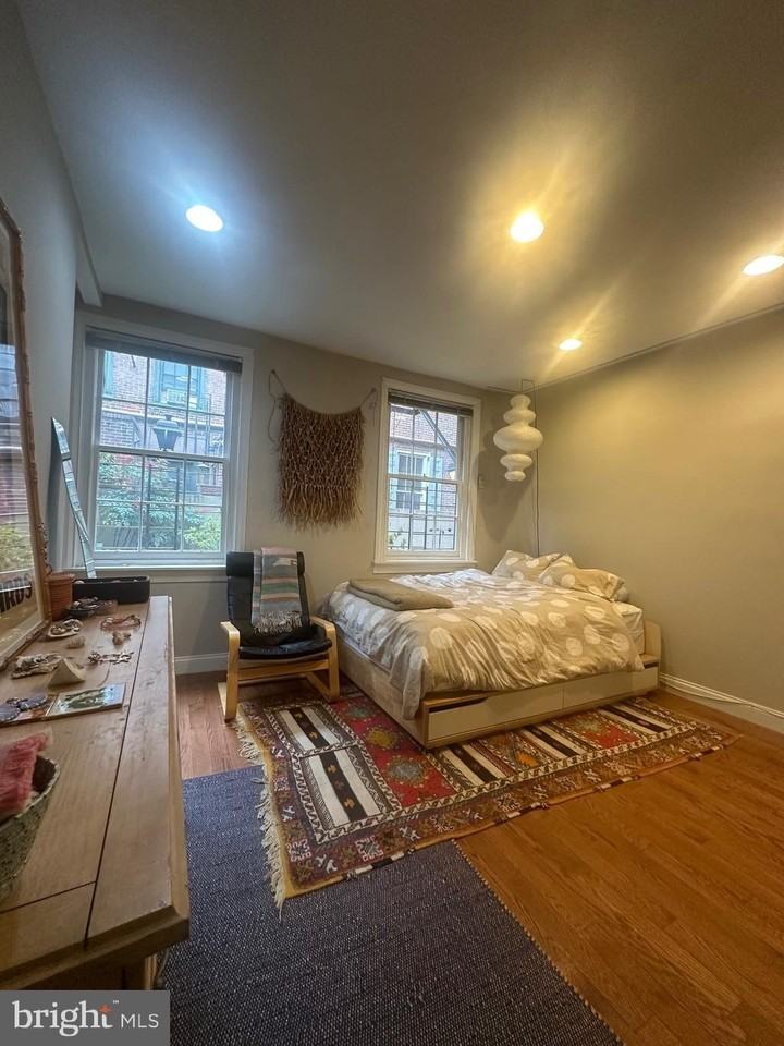 910 Clinton St #1R - Photo 4 of 14