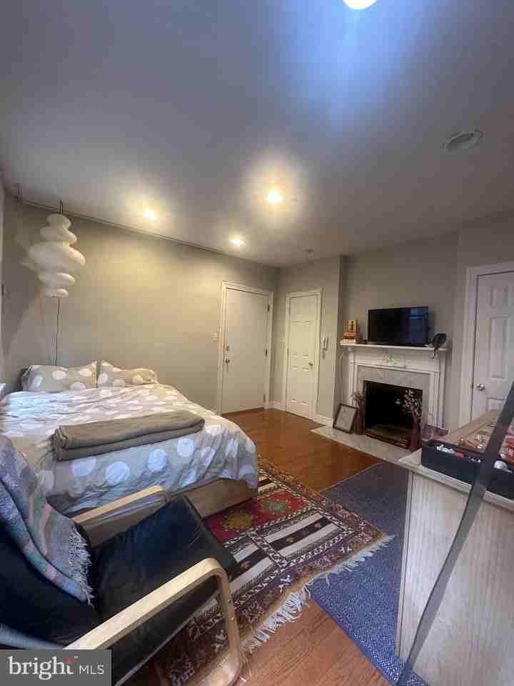 910 Clinton St #1R - Photo 5 of 14