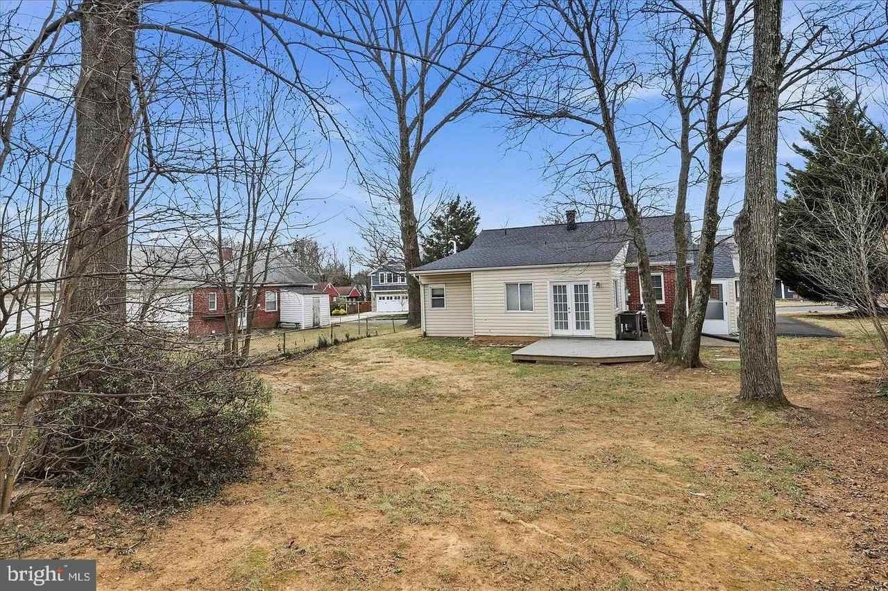 7416 Sportsman Dr - Photo 3 of 27